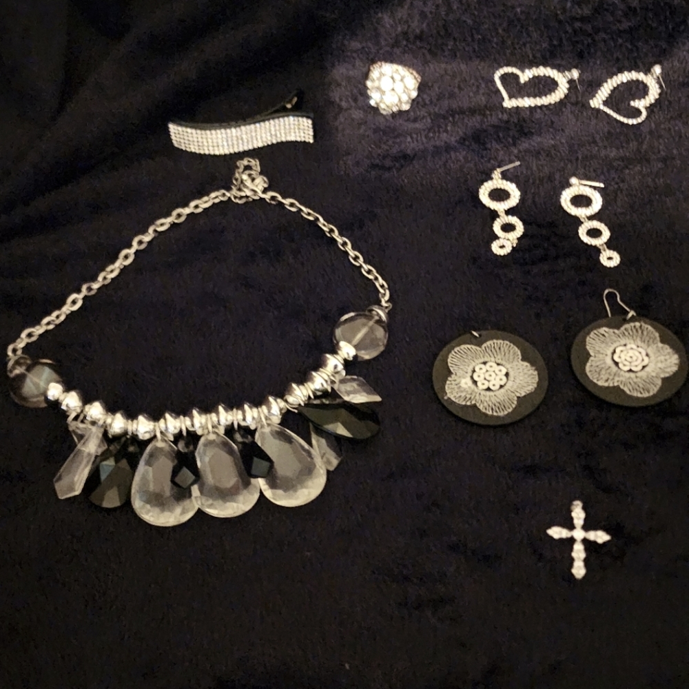 A black and silver necklace with 5 pieces